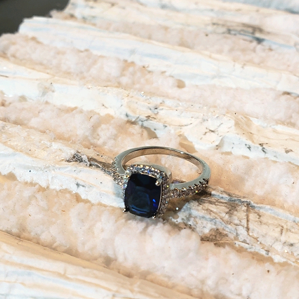 Beautiful Sapphire Statement Fashion Ring Cocktail - Picture 4 of 7
